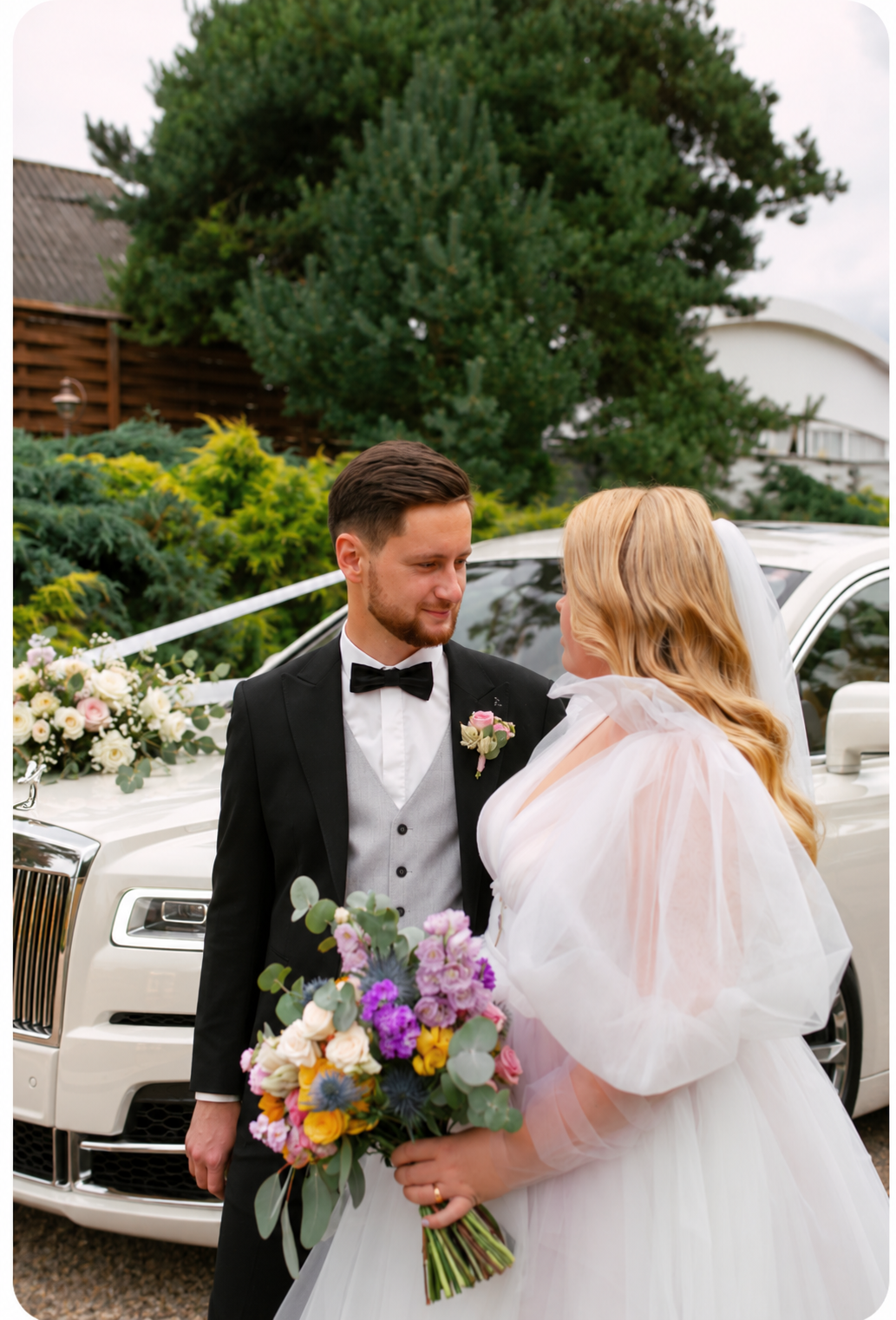 Newlyweds as luxury arrival