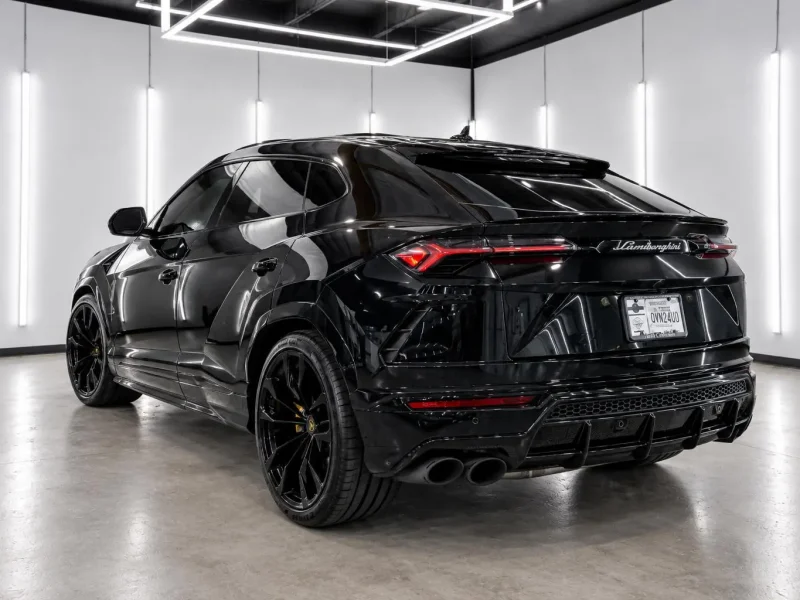 Lamborghini Urus Black back side