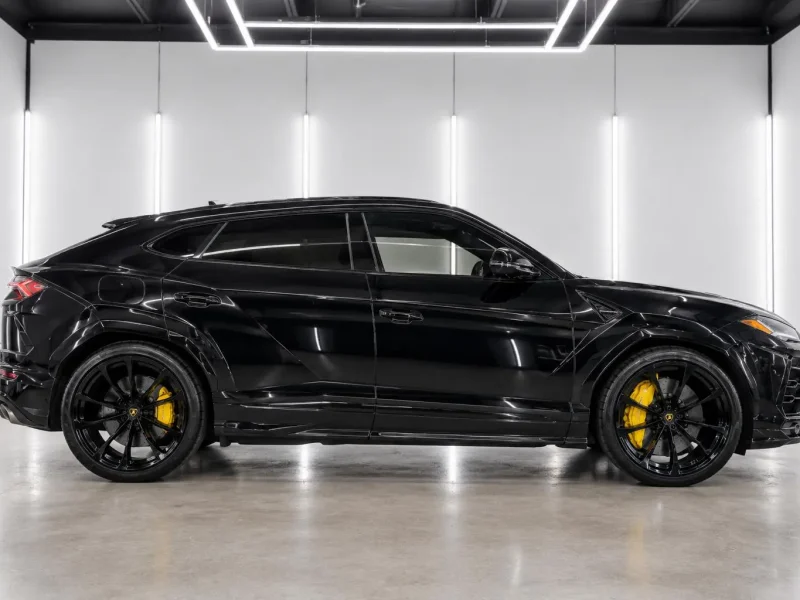Lamborghini Urus Black side look