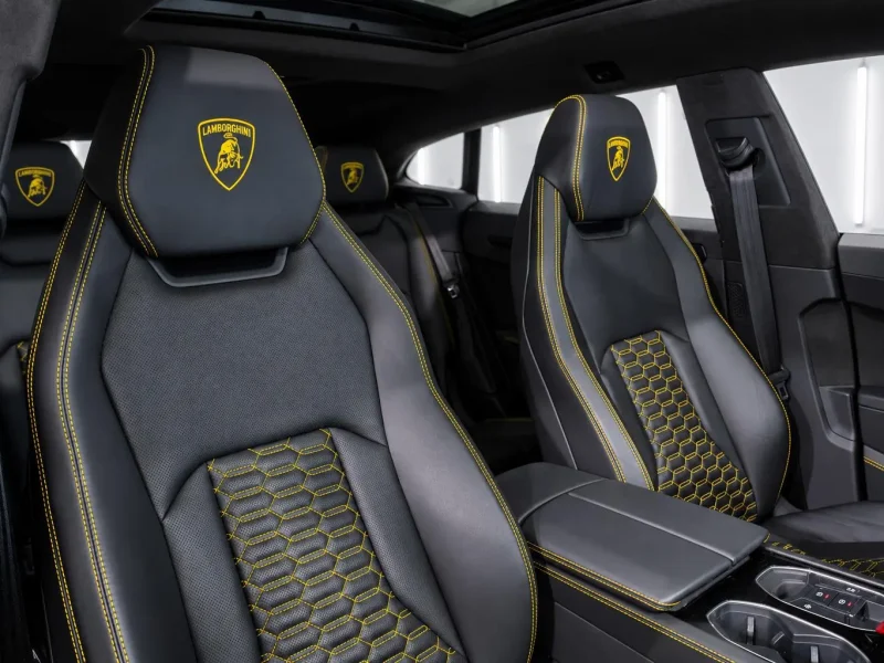 Lamborghini Urus Black inside
